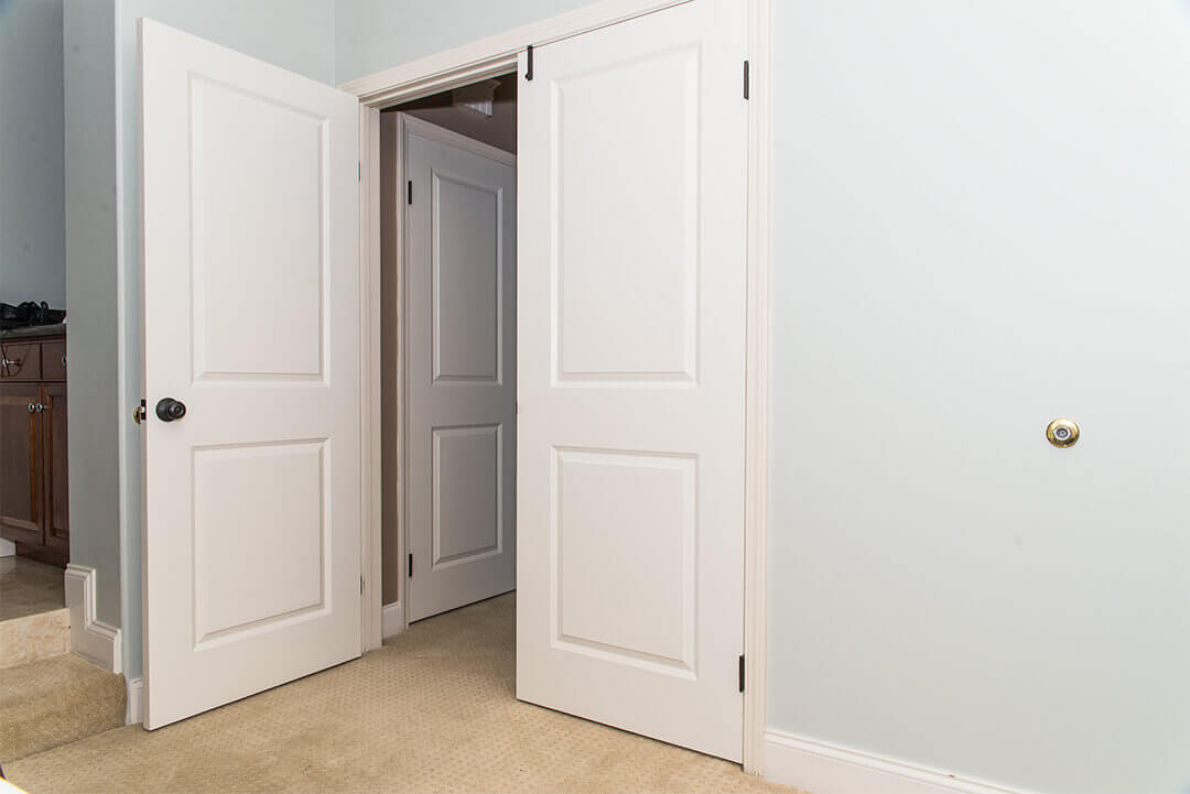 Бяла интериорна врата